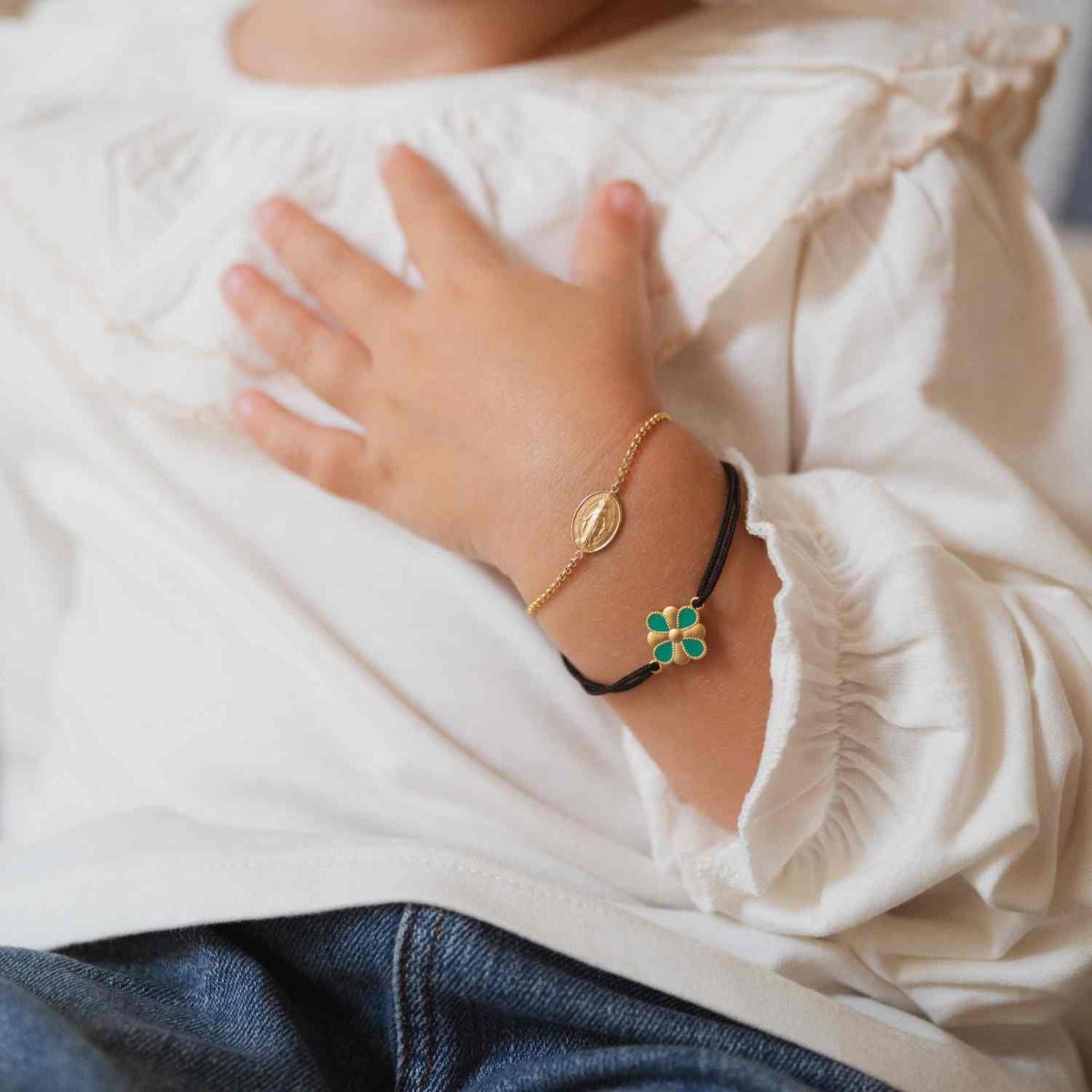 bracelet cordon enfant rosace perlée verte et bracelet miraculeuse