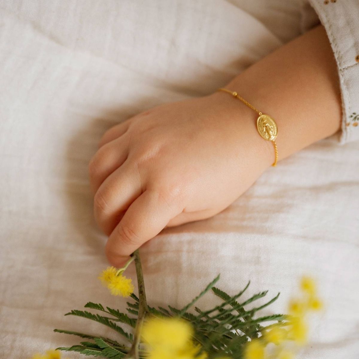 bracelet miraculeuse en or avec une chaîne boules